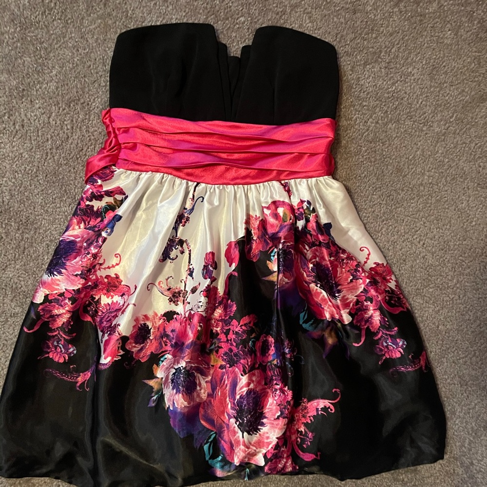 Short dress w/ cute neckline and tie bow in the back